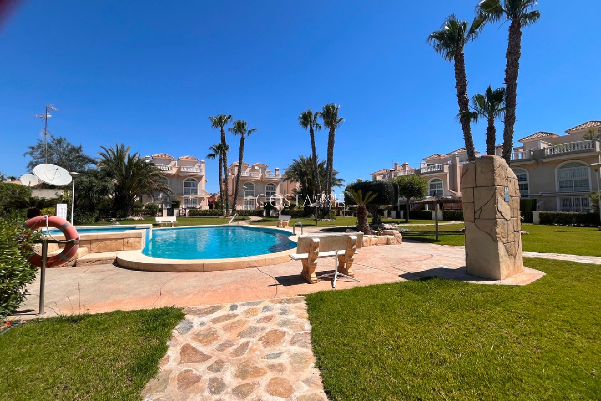 Resale - Villa -
Urbanización El Raso