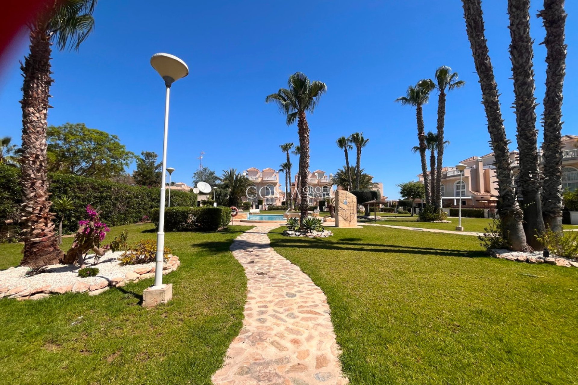 Resale - Villa -
Urbanización El Raso
