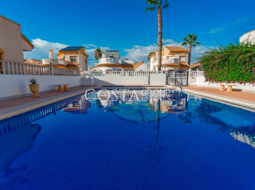 Resale - Villa -
Urbanización El Raso