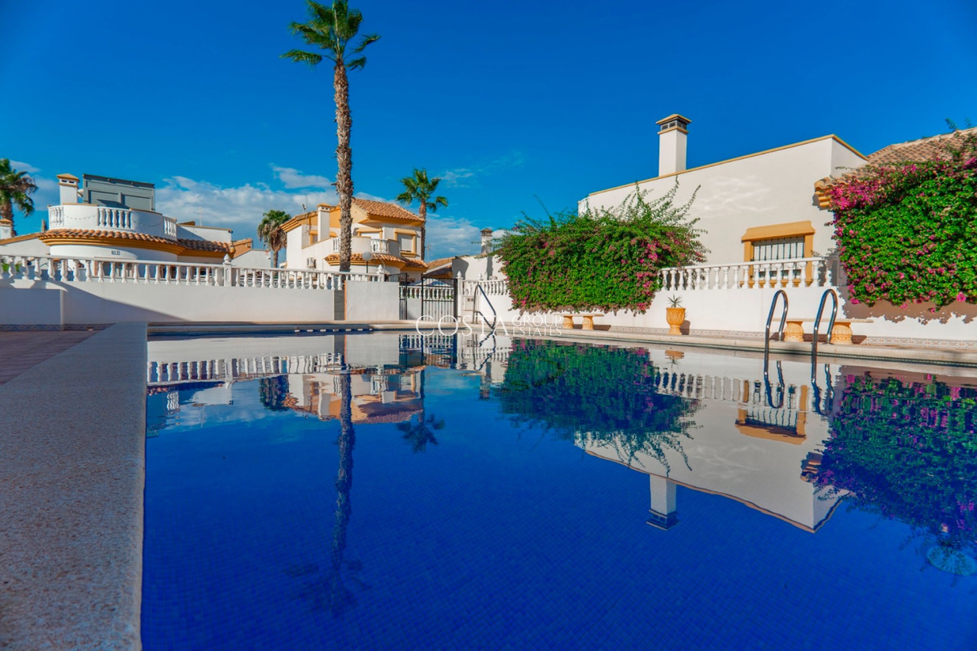 Resale - Villa -
Urbanización El Raso