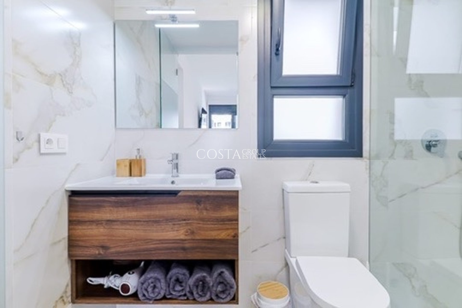 Revente - Apartments -
 - Las Filipinas