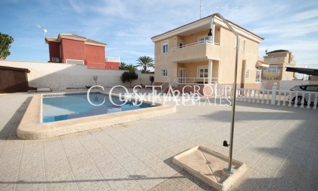 Villa - Herverkoop - Torrevieja - Aguas Nuevas