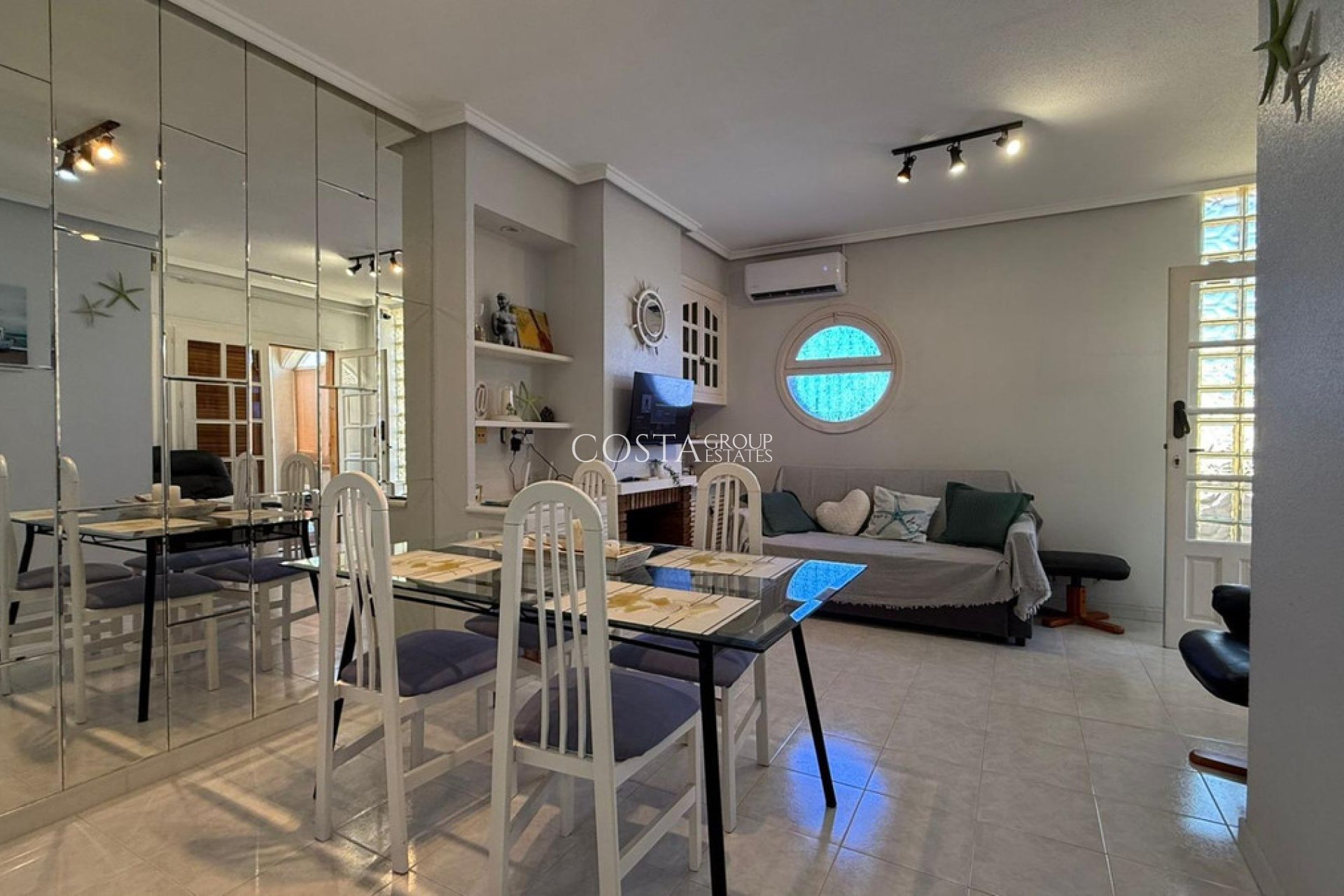 Wiederverkauf - House -
Torrevieja - Torrevieja Centro