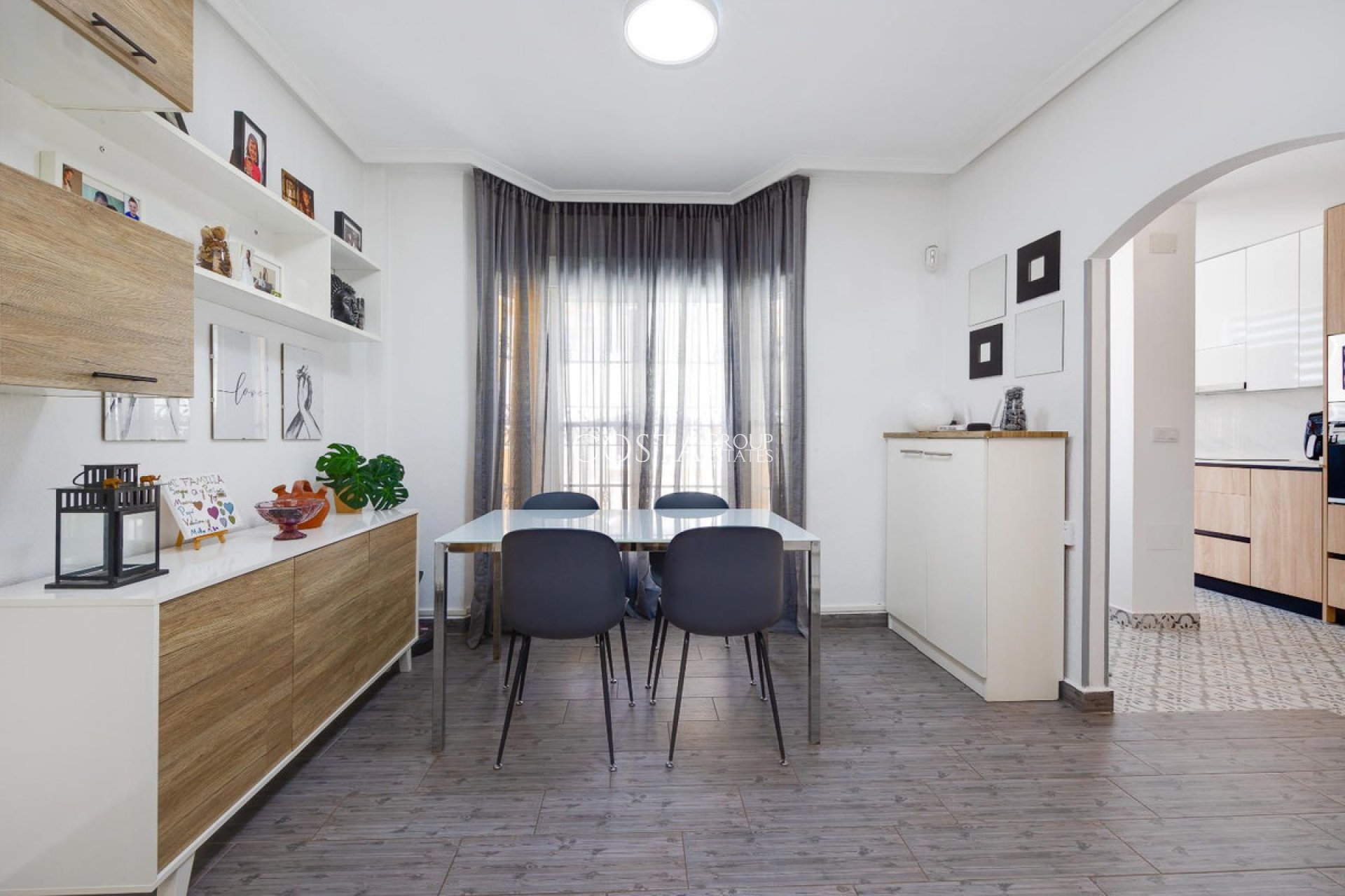 Wiederverkauf - House -
Urbanización El Raso