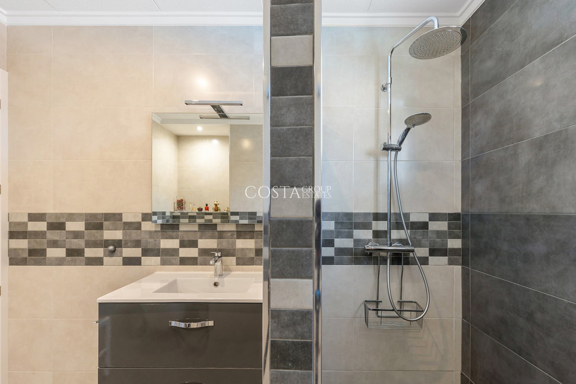 Wiederverkauf - Villa -
Orihuela Costa - Punta Prima