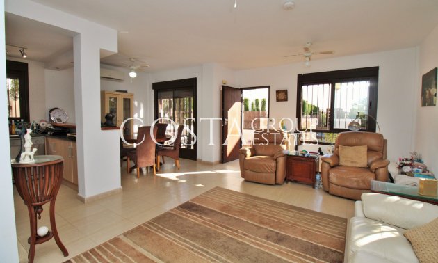 Resale - Villa -
Villamartín - PAU 8