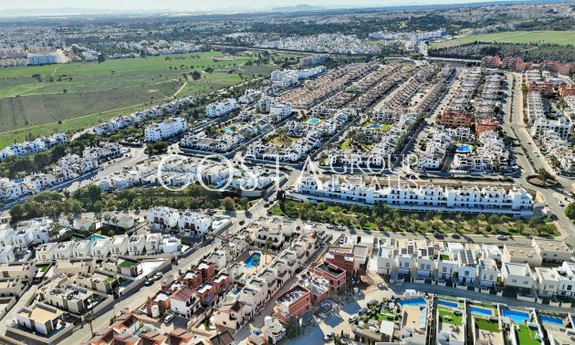 Resale - Villa -
Villamartín - PAU 8