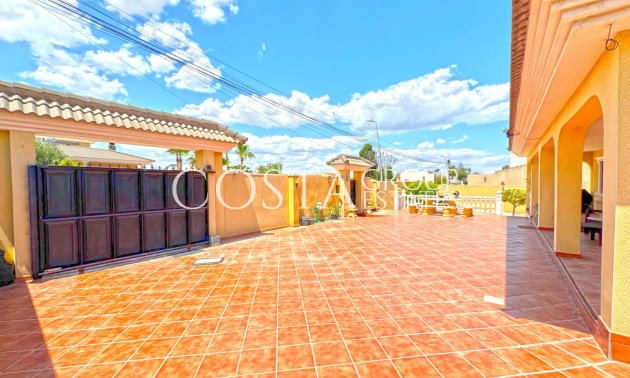 Resale - Villa -
Torrevieja - Los Balcones - Los Altos del Edén