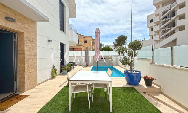 Resale - Villa -
Orihuela Costa - Villamartín