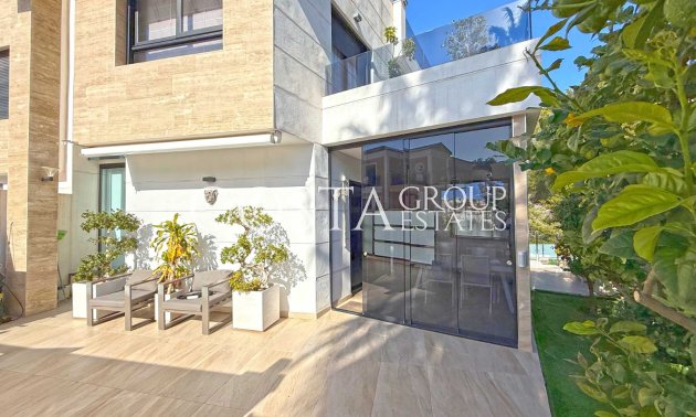 Resale - Villa -
Orihuela Costa - Villamartín