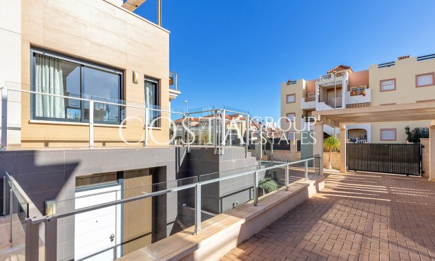 Resale - Villa -
Orihuela - La Zenia