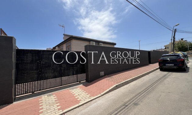 Resale - Villa -
Torrevieja - Torrevieja Centro