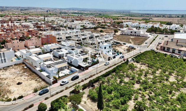 Resale - Villa -
Torrevieja - Torrevieja Centro