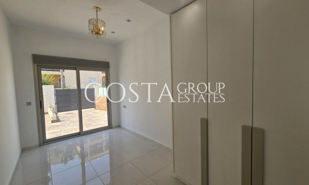 Resale - Villa -
Orihuela - Villamartin