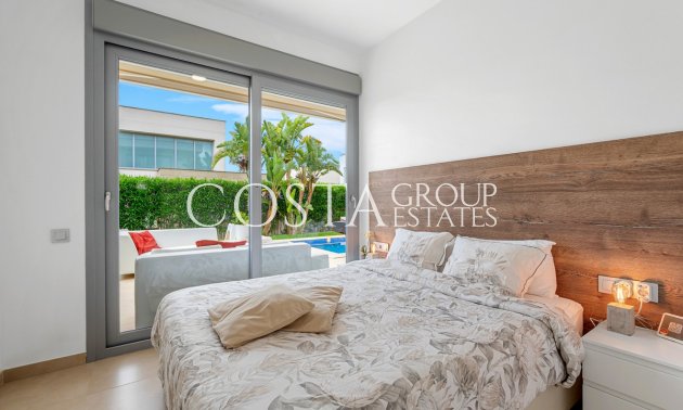 Resale - Villa -
Orihuela - Vista Bella Golf