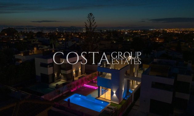 Herverkoop - Villa -
Torrevieja - Torrevieja Centro