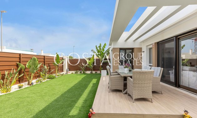 Resale - Villa -
Orihuela - Vista Bella Golf