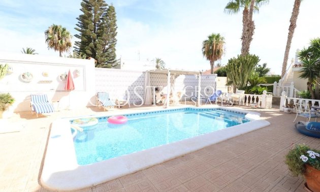 Resale - Villa -
Torrevieja - La Siesta