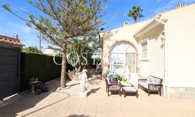 Resale - Villa -
Torrevieja - La Siesta