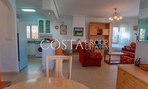 Resale - Villa -
Urbanización El Raso