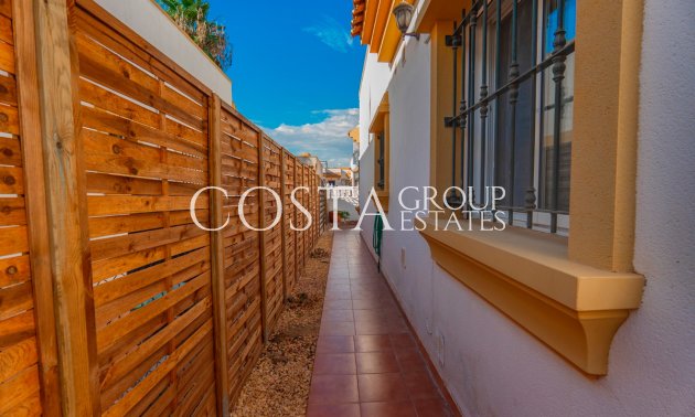 Resale - Villa -
Urbanización El Raso