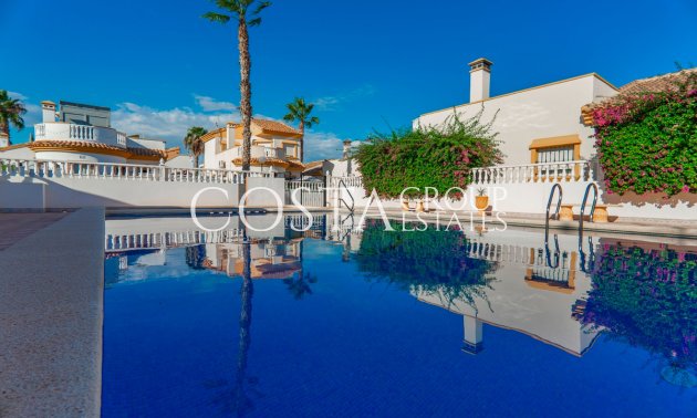 Resale - Villa -
Urbanización El Raso