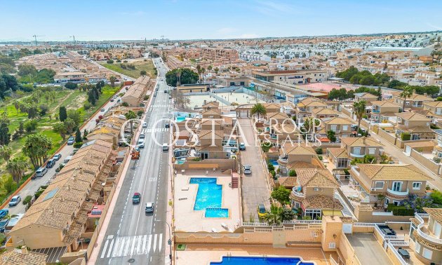 Resale - Villa -
Torrevieja - Torrevieja Centro