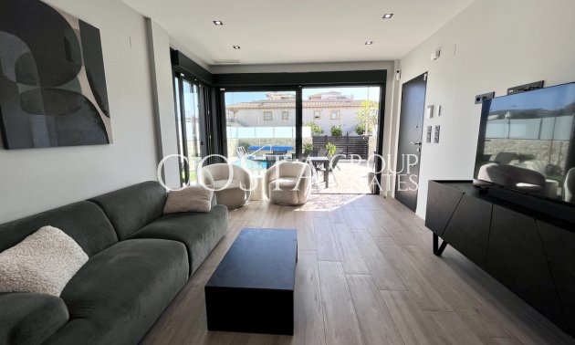 Resale - Villa -
Orihuela - Punta Prima