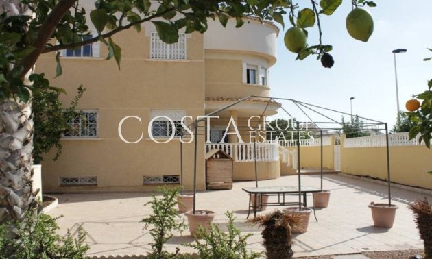 Resale - Villa -
Torrevieja - La Siesta