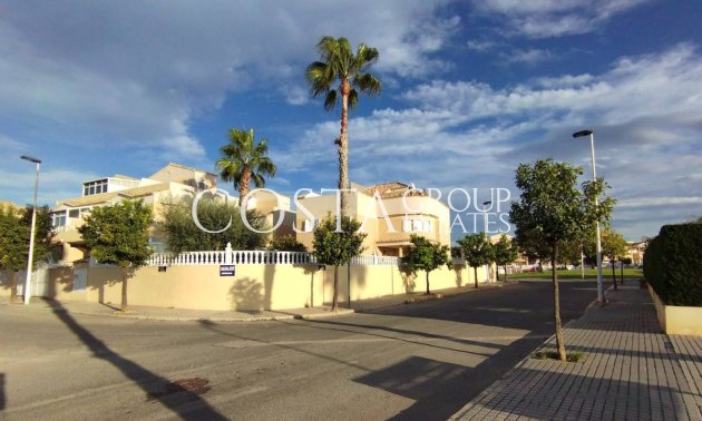 Resale - Villa -
Torrevieja - La Siesta