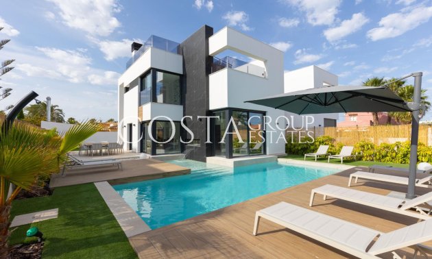 Resale - Villa -
Torrevieja - Torrevieja Centro