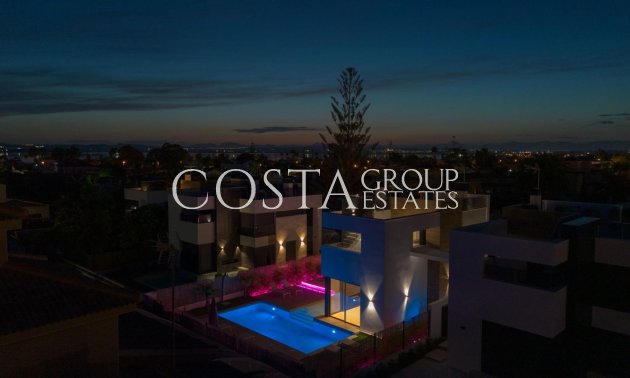 Resale - Villa -
Torrevieja - Torrevieja Centro