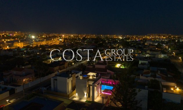 Resale - Villa -
Torrevieja - Torrevieja Centro