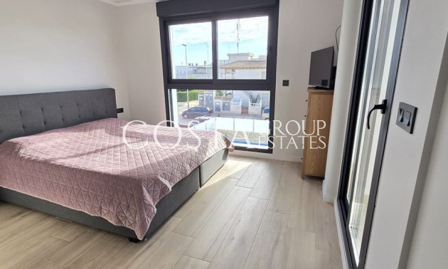Resale - Villa -
Orihuela - Punta Prima