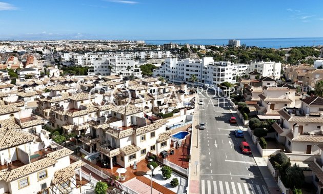 Resale - House -
Orihuela - La Zenia