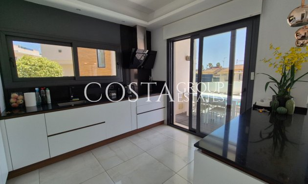Resale - Villa -
Torrevieja - Torrevieja Centro