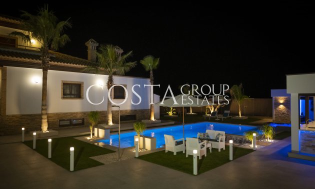 Neue Gebäude - Villa -
Jerónimo y Avileses