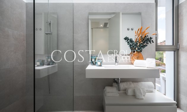 Neue Gebäude - Villa -
El Paraíso