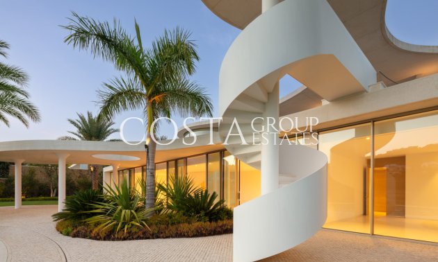 Neue Gebäude - Villa -
Casares