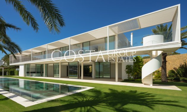 Neue Gebäude - Villa -
Casares
