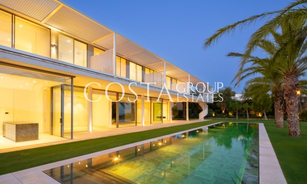 Neue Gebäude - Villa -
Casares