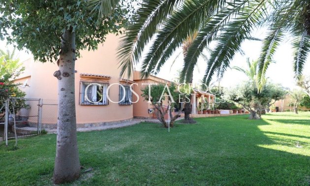 Resale - Villa -
Torrevieja - El Chaparral