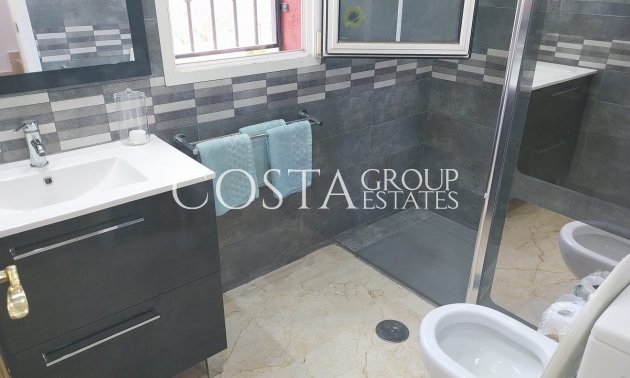 Revente - Villa -
Orihuela - Villamartin