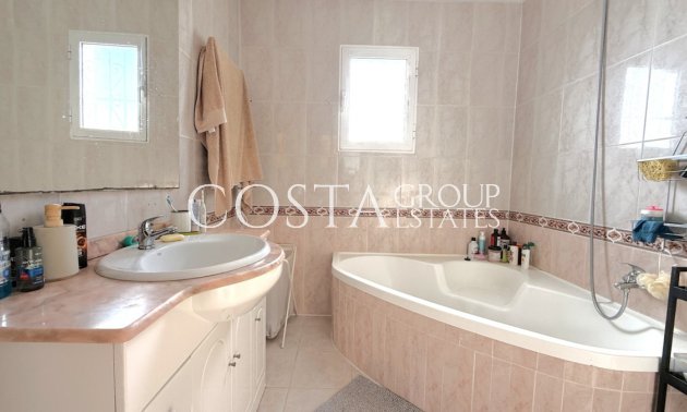 Resale - Villa -
Torrevieja