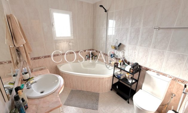 Resale - Villa -
Torrevieja