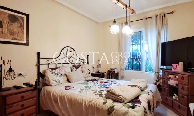 Resale - Villa -
Torrevieja