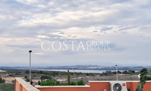 Resale - Villa -
Torrevieja