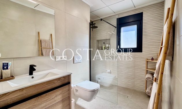 Nowy budynek - Willa -
Rafal - polideportivo