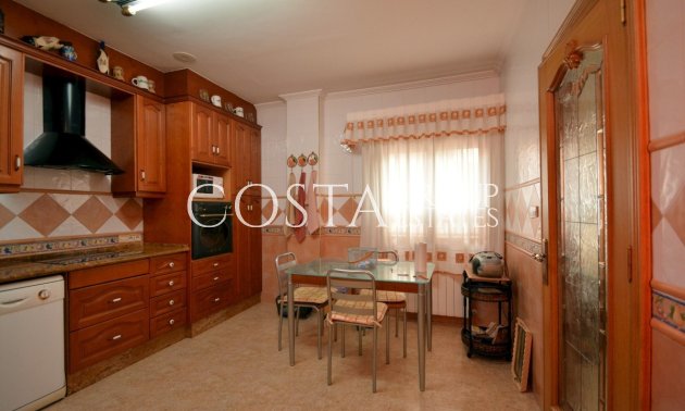 Resale - Villa -
Guardamar del Segura - Guardamar del Segura Centro