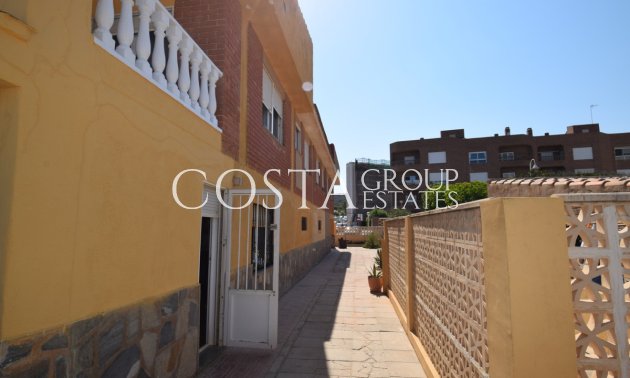 Resale - Villa -
Guardamar del Segura - Guardamar del Segura Centro